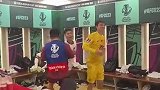 U23国足球员赛后更衣室转圈魔性舞步