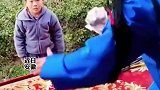 豫剧演员跪地接受打赏，并磕头表示谢意