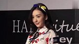 方媛520晒与老公郭富城合照 收玫瑰花浪漫十足