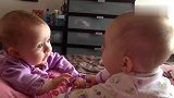双胞胎婴儿第一次手牵手聊天，画面好温馨，超可爱