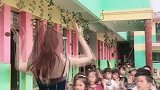 幼师小姐姐带着一群孩子们尬舞，看背影，就不是一般人！