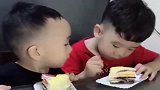 二胎生了个弟弟，岁的哥哥真是操心的命，一天到晚教弟弟做人