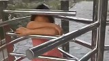 带着女儿出来玩，这家伙把自己困在路障里了，太搞笑了！