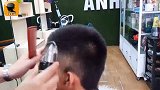 理发师给男生剪很酷的圆头发型，不用打理，一样很帅