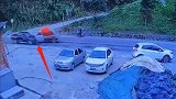 女子横穿马路遭两车对撞 警方：女子当场死亡，事故原因正调查