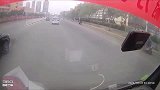 十轮大货车正常行驶，突遇红色狂徒别车，有理说不清必须收了他！