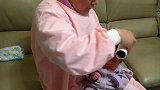 专业月嫂给满月的宝宝剃头，手法娴熟，宝宝全程不哭也不闹