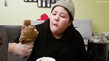 胖妹纸吃大牛排，狗狗越看越崩溃