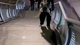 爸爸带孩子出门溜达