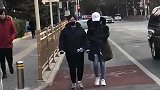 杨紫现身央视大楼，准备春晚彩排气候有些冷，冻得杨紫瑟瑟发抖！