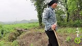 故事：丑小孩扶起摔倒老人后，不料竟然变美了，原来老人不是凡人