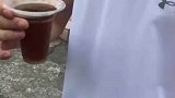 男子体验广西凉茶，没想到第一口就喝出痛苦面具