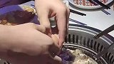 男子在烤肉盘里想吃蛋炒饭，结果鸡蛋直接掉炉子里了