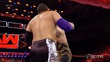 WWE-17年-RAW第1240期：1对2强弱不等赛大秀哥VS闪亮双星-全场
