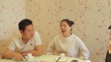 抠门美女请客吃饭，没想结账时却让小伙掏钱