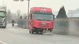 本以为是两辆卡车争霸，当银色的车过去后，这是谁家的车头跑了