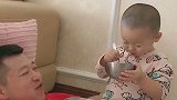 小宝宝在爸爸胸前吃饭，没想到爸爸一直在笑，最后宝宝不好意思了