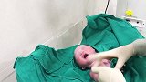 刚出生5分钟的小宝宝，白净有肉，哭声响亮，真招人喜欢！