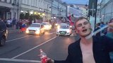 赛后更疯狂！俄罗斯球迷手举国旗街头狂欢庆祝