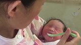 月嫂喂小宝宝喝奶,没想到宝宝皱起眉头,难道是嫌弃不是妈妈喂的