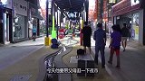 农村小伙深夜带父母逛夜市，品尝特色美食，网友儿子没白养