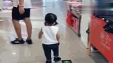 跟着爸爸学了两天，闺女走路这气势，都快成幼儿园扛把子了！