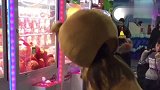网红熊不好好工作跑去学人抓娃娃，小心这个月的工资又没了