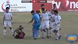 太可怕 印尼球员对裁判拳打脚踢
