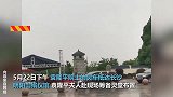 袁老夫人罕见露面，和学生家人三鞠躬送别！