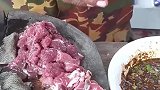 外国人吃新鲜的肚包肉，生肉直接往最里面放，重口味啊！