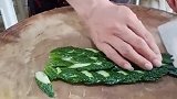 这厨师一看就是新手，切黄瓜把中间切掉，那样还好吃吗