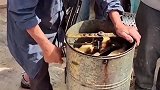 养蜂人制造蜂蜜，这里面也是掺假的，要是真的蜂蜜会赔死的