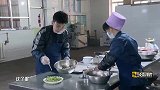 食堂打菜的董子健围裙一穿还挺专业，配上打菜绝技就完美了