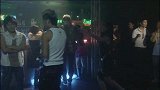 美女生病住院，却偷偷跑进酒吧嗨皮，结果被坏女人耻笑