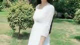 小姐姐穿一袭蕾丝连衣裙，这样的装扮实在太美了！