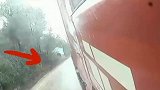 雨天路滑，货车神龙摆尾直接干翻对面来车！所幸事故未造成严重后果