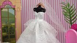 芭比娃娃过家家，吃早餐，化妆打扮，结婚