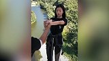 背着身子蹦极！美女那一跃真的很美
