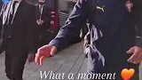 C罗给坐轮椅球迷签名 险些被误伤