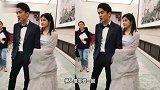 这就是甜蜜的样子！陈晓陈妍希盛装亮相，神仙眷侣手就没有松开过