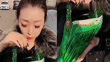 调皮的美女直播吃奶糖，据说是80后的回忆，是我向往的生活
