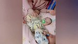 妈妈每天的任务就是哄三胞胎宝宝睡觉，接下来宝宝这表情萌翻了