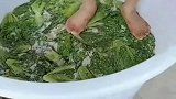 原来市场卖的酸菜是这样做出来的，看完这一幕，我再也不敢吃了！