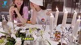 李小璐聚餐享受豪华晚宴，扎蝴蝶结甜笑似少女，超大钻石项链吸睛