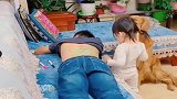 家里的小霸王一来，老爸和小狗就成了这样，小狗一脸委屈，太逗了