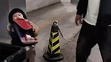 小女孩为了不想上学，竟然打算把书包扔进垃圾桶！