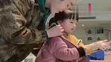 妹妹穿不上衣服生气了，哥哥跑来温柔帮忙，真是妹妹的大暖男呀