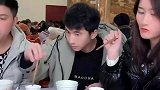 小伙吃酒席不好意思打包，想出这个办法！