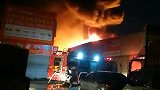 成都一汽配城突发大火：现场火光冲天 34辆消防车158人扑救