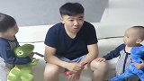 相差2岁的兄弟俩，看到爸爸吃东西就是这一副样子